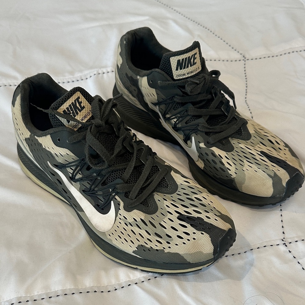 Nike Zoom Winflo Men's Green and Cream Athletic Shoes Size 11